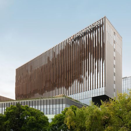 Fiesta Americana Viaducto Aeropuerto Kota Meksiko Bagian luar foto The new building of the School of Medicine