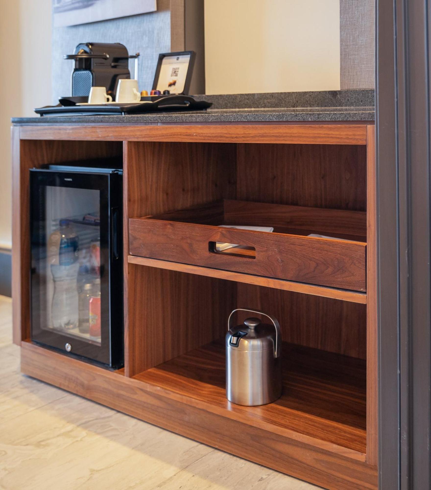 Fiesta Americana Viaducto Aeropuerto Kota Meksiko Bagian luar foto A mini-bar in a hotel room
