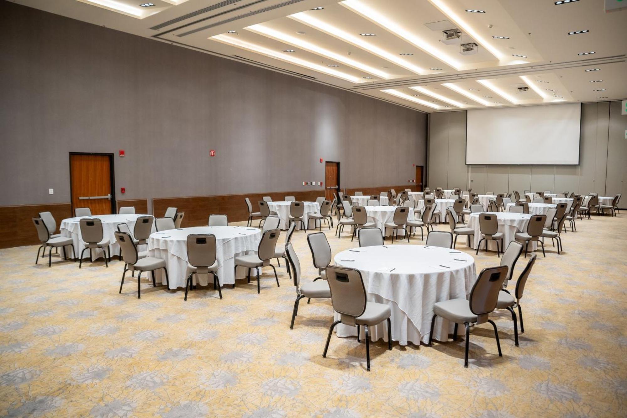 Fiesta Americana Viaducto Aeropuerto Kota Meksiko Bagian luar foto The ballroom at the Embassy Suites
